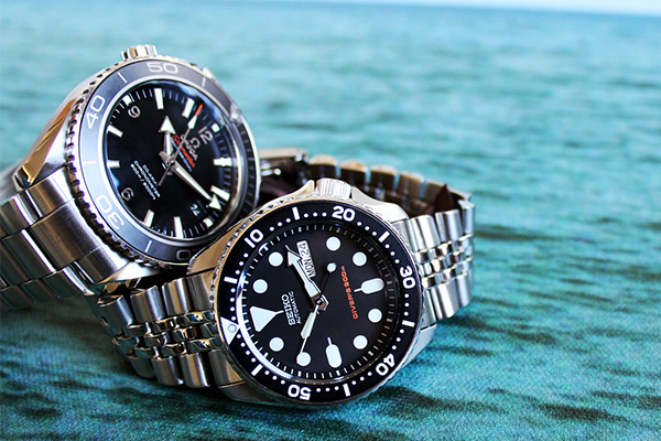 Differences Between Waterproof and Water-Resistant Watches